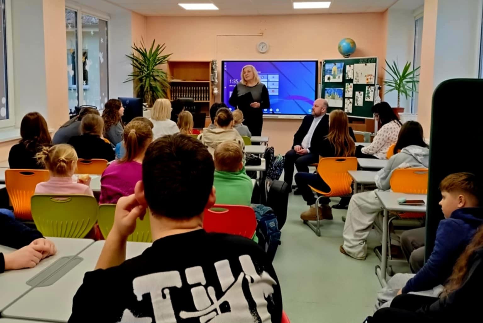 Read more about the article Kačerginės vaikų sanatorijos ,,Žibutė” skyriaus bendruomenė sulaukė svečio – kunigo Juozo Fakėjavo